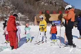 雪上飞舞，感受滑雪乐趣图片