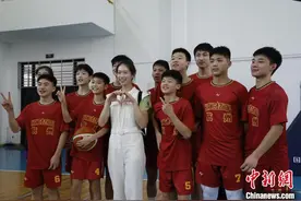 香港奥运冠军江旻憓随团来到杭州 开展体育交流图片