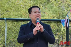 巾帼干事比奉献  拼劲拧成一股绳 ——怀化市第二人民医院开展“三·八”妇女节拔河比赛图片