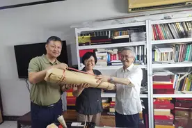 刘晖：笔墨丹青赠母校图片