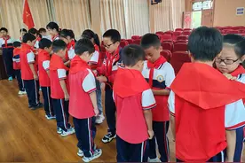 戴上红领巾，少先队员们感悟责任与担当图片