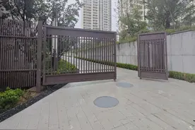 上流和苑“空降”铁门遭业主反对 物业闭口不谈加装意图图片