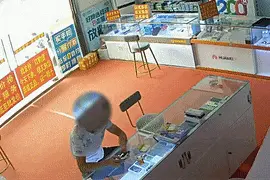 一男子佯装顾客抢了手机就跑？刑拘！图片