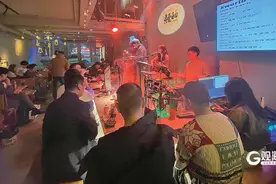 复合业态满足乐迷社交需求！民谣酒吧 正在青岛悄然“翻红”图片