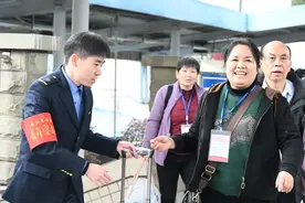 “银发专列”驶向春天图片
