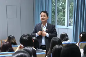 张龙海任闽南师范大学校长，曾两获全国校长杯乒乓球赛全胜奖图片
