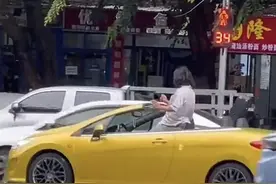 男子站着开敞篷车用脚打方向 当地交警：驾驶员3天内多次违法，已处罚图片