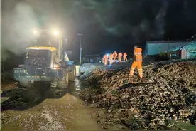 突发泥石流 宕昌公路段连夜抢险保畅通图片