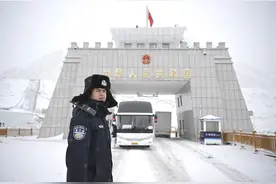 中巴唯一陆路口岸迎来新年首个通关日图片