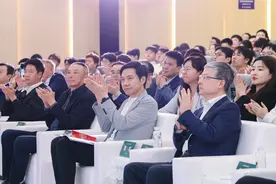 把YU7换成新头像！雷军回应“凌晨5点在武大拍樱花”图片