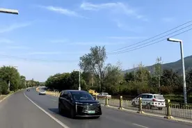 提升公路“颜值”服务假期出行 公路部门开展大冲洗行动图片