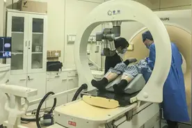 一针搞定！东方医院周彩存团队研发穿刺机器人，肺部活检更精准图片