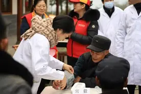 新春走基层｜“电骡子”第52次集体走进石门壶瓶山剩头村麻风疗养院——“悬崖村”来了“体检车”图片