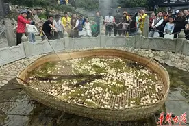 汝城县热水镇：“三月三”温泉煮鸡蛋图片