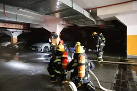 电动汽车在地下车库“自燃”，别惊！这是灭火救援实战演练图片