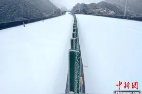 冰雪覆盖路面 京港澳高速韶关段交通管制线延长图片