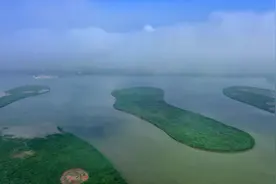 雾锁湖城图片