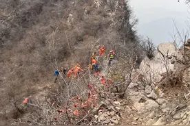 一女子在豹子岭爬山时坠崖受伤，门头沟消防及时救援图片