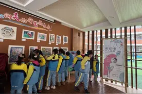 7岁小学生办个人画展，编程机器人、钻石彗星点亮校园图片