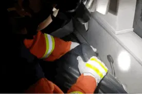凌晨客车上，8岁女童手指被夹断！断指却不见踪影……图片