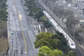 2025武汉马拉松鸣枪起跑图片