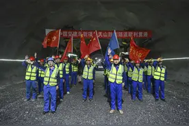 新华全媒＋丨世界最长高速公路隧道——天山胜利隧道全线贯通图片