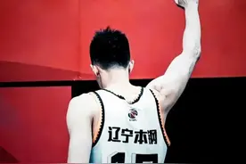 三方交易后加盟广州队，郭艾伦告别辽宁男篮图片
