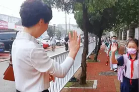 果然视频∣开学首日，德州市北园小学学生与老师互相打招呼问好图片