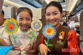 列车上，小朋友们用绘画向老师送上祝福图片