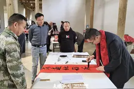 挥墨迎新春 情暖送祝福！贵州建设职院前往洪江村开展主题党日活动图片