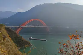 重庆巫山：高峡平湖红叶美 冬季旅游迎热潮图片