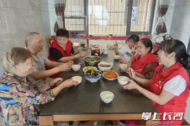 一顿饭的陪伴，让空巢老人感受温暖图片