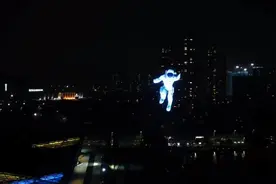 “飞天屏”惊艳亮相深圳龙岗图片
