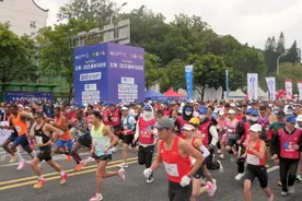 福州马拉松举行 中国选手丁常琴刷新赛会纪录图片