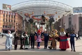 北京环球度假区首次举行妇女节限定开园仪式图片
