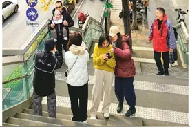 桂林书城人行天桥两棵银杏突变“网红”的背后图片