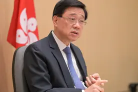 香港发布黑色暴雨警告，李家超发文：政府全力应对百年一遇“极端情况”视频封面