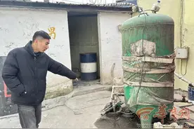 西安香杨村约20户村民家多日停水 六旬大爷每天挑着担外出接水图片