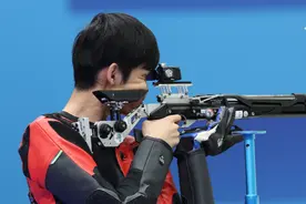 巴黎奥运：不戴耳塞的“枪手”盛李豪，拿下个人第二金！老家飞500架无人机为他夜空豪赞图片