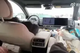 理想车主开启智驾后把水瓶放方向盘上睡觉，客服：会声音提示并刹停图片