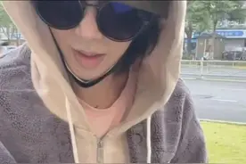 粉丝拿白纸索要签名，被在场其他粉丝辱骂！此前有人因此被骗光积蓄……图片