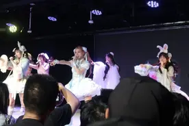 摘下工牌，去做兼职“偶像”图片