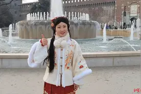 全球接力晒年味！中国留学生在意大利古堡前用琵琶弹奏《金蛇狂舞》图片