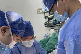 接回来了！男子左手被炸毁，医生显微镜下“穿针引线”图片