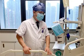 失恋小伙狂饮一斤半白酒消愁进ICU ，酒后感觉不适应立即就医图片