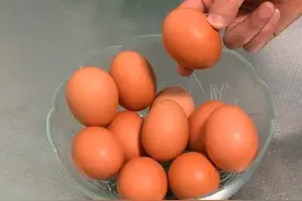 煮鸡蛋，直接加水煮大错特错！多加这1步，鸡蛋香嫩，壳一碰就掉图片