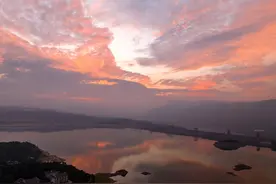 湖北秭归：日出三峡彩霞飞 蔚为壮观图片
