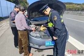 小轿车路上“开锅” 执法员及时排险除隐患图片