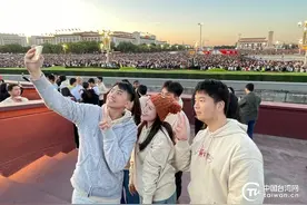 最爱这抹中国红！国庆日天安门观摩升旗仪式 台生心潮澎湃图片