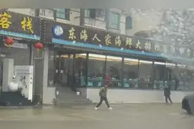 双手插兜，疯狂甩头！浙江大排档门口发生奇怪一幕图片